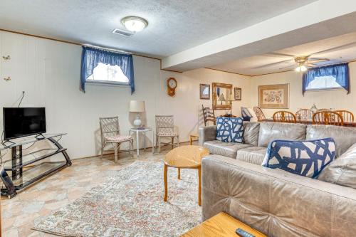Vienna Apartment | Walk to Ohio River and Spencer Landing Apt with Patio