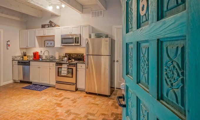 West Old Town Apartment | Walk to Old Town -2BR 2BA, bottom floor