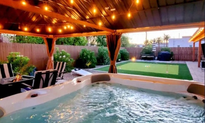 Peaceful Valley House | Walk to Old Town | 4BR Hot Tub Luxury Golf Getaway