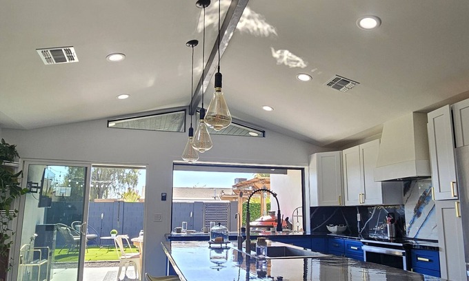 Cranbrooke Manor Villa | Walk to Old Town, 5+ BDR 4 BTH Pool table Putting green PHX Airport a 12min ride