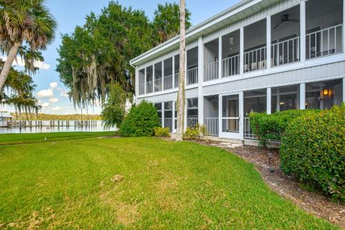 Welaka Apartment | Walk to Pool Riverfront Welaka Condo with Boat Ramp