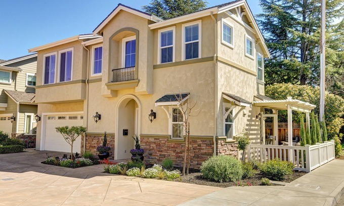 St. Helena House | Walk to Restaurants, Wineries and More