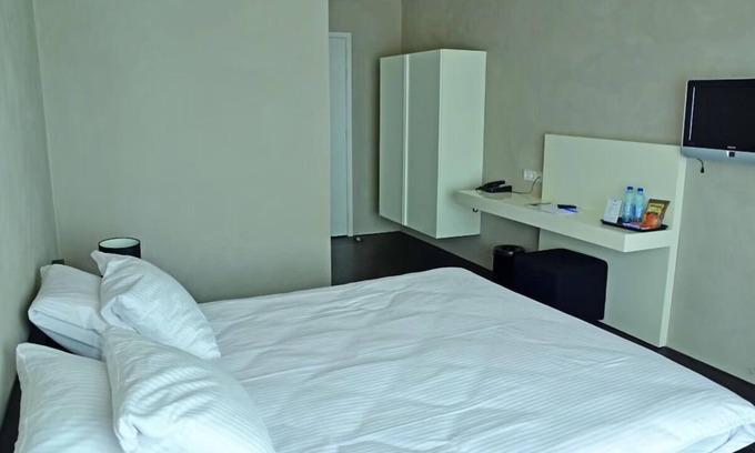 Monster Hotel | Walk to the Beach from This Tropical Getaway — Free Parking Included