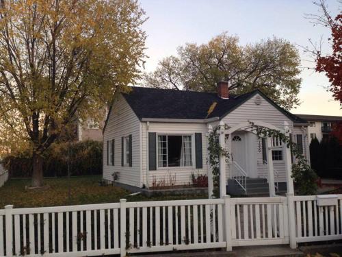 South Central House | Walk to the beaches and the restaurants downtown!