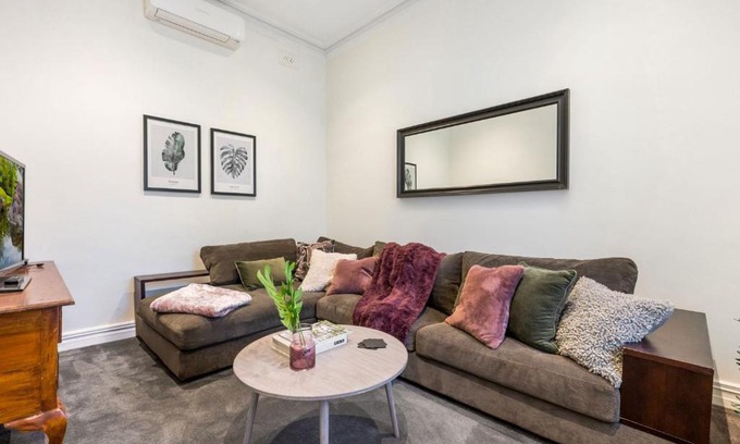 Richmond North House | Walk to the MCG & AAMI Park - Free Late Checkout - Great location & Backyard