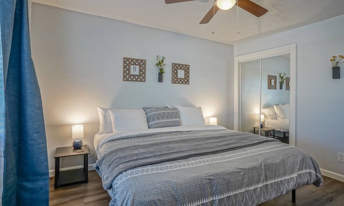 University Heights Apartment | Walk to UNM, 1bd/1ba, Clean!