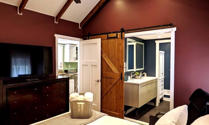 Front Park Cottage | Walkable Elmwood Cottage, No Chores 2Bath 2BR 1Car