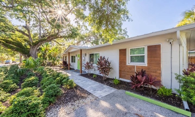 Gillespie Park Cottage | Walkable to Downtown and Parks Brand New Furniture