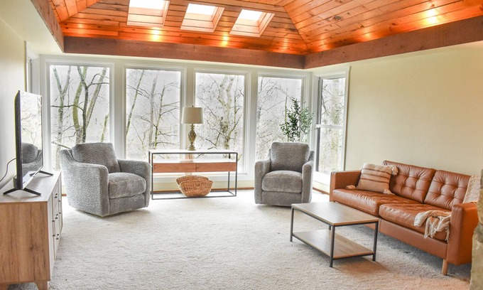 Dublin House | Walking distance to Bridge Park and Old Dublin! Private home on the Scioto River