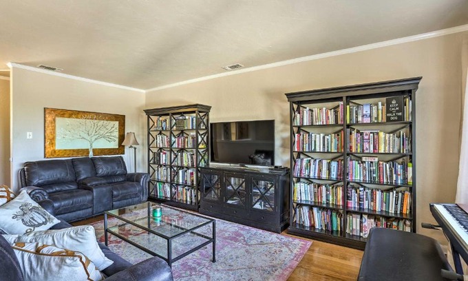 Happy Valley House | Warm Anderson Abode with Furnished Porch and Deck