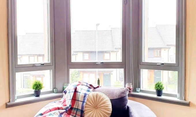 Glasgow Apartment | Warm Cosy Family Home With Free Parking