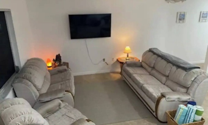 Warm Mineral Springs House | Warm Mineral Springs is .4 tenths of a mile away.n
