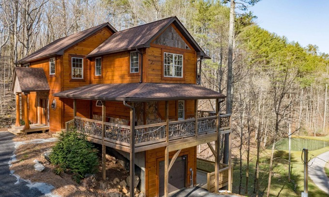 Butler Cabin | Watauga Lakeside Cabin - Decks, Ponds, Family & Pet Friendly Privacy