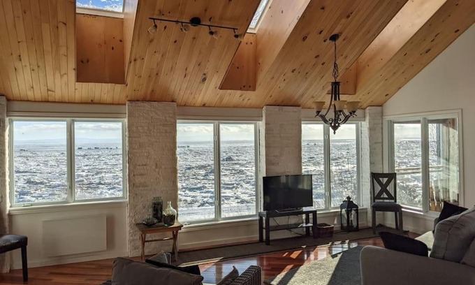 Petite-Riviere-Saint-Francois Ski Chalet | Water Front / 1.5 KM from the Massif / SPA & View!