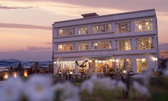 Donggang Bed & Breakfast | Water Reflections At Ease
