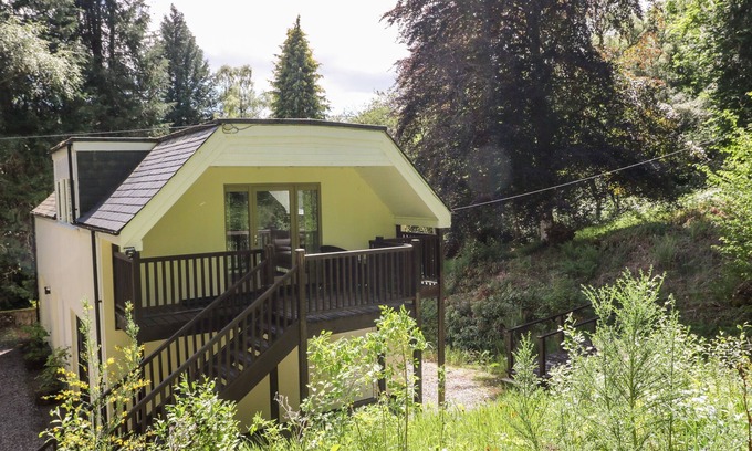 Glen Urquhart House | WATERFALL APARTMENT, pet friendly, with a garden in Cannich
