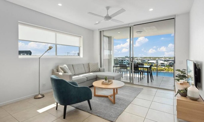 Birtinya Apartment | Waterfront 2brm resort style apartment