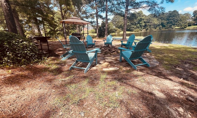 Hope Mills House | Waterfront AND Pool I Sleeps 16+ I Kayak I Gaming I Billiards I 3 OvensI 3 KINGS