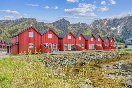 Ballstad House | Waterfront cabin in the middle of Lofoten
