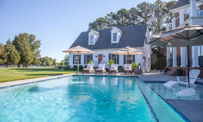 Unionville House | Waterfront Cottage, Private Hot Tub, Fire Pit, Pool - perfect Romantic Getaway