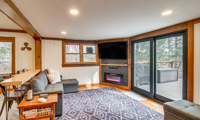 Duluth Cabin | Waterfront Duluth Cabin w/Deck & River View!