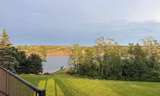 New London House | Waterfront home in the heart of Stanley Bridge