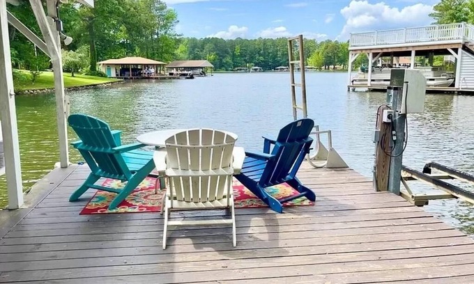 Henrico House | Waterfront Home with kayaking & pets allowed