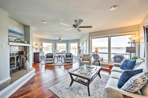 Lake Hamilton Apartment | Waterfront Hot Springs Condo Pool, Hot Tub Access