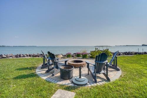 Hamlin County House | Waterfront Lake Poinsett Retreat with Fire Pit!