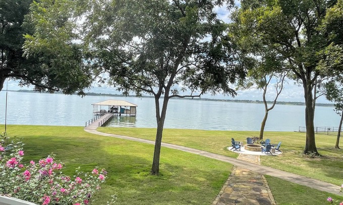 Kerens Villa | Waterfront Lakehouse in gated community