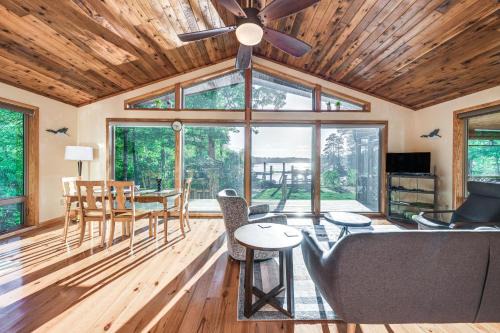 Lancaster House | Waterfront Lancaster Cabin about 10 Mi to Kilmarnock!