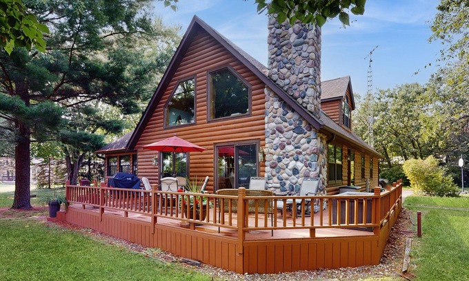 Necedah House | Waterfront Log Cabin Retreat with Private Boat Dock, Gas Grill, Fire pit & WIFI