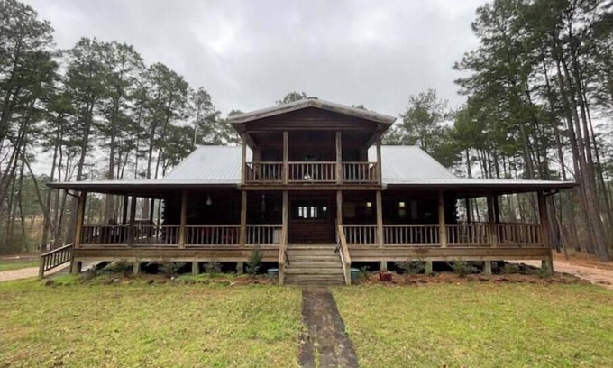 Broaddus House | Waterfront Log Home on Beautiful Lake Sam Rayburn
