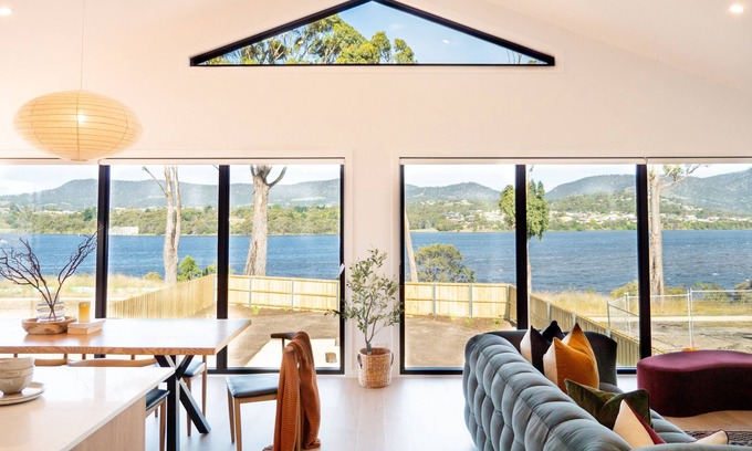 Austins Ferry House | Waterfront Luxury hideaway home/close to MONA art museum