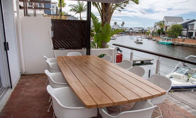 Waterfront House | WATERFRONT -NEW LISTING LUXURY 4 BED ON THE WATER