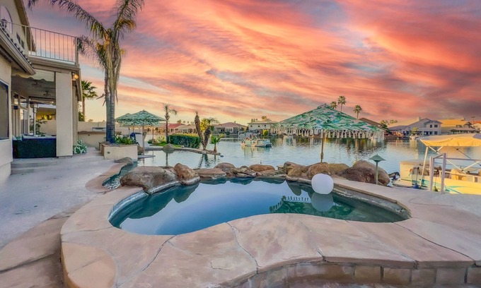 The Islands House | Waterfront, Pool, Sauna, Boat, Luxury living, low price! 30 Night Min.