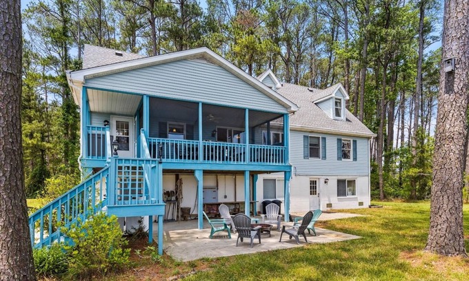Onancock House | Waterfront Retreat- Relaxing Family Fun! King Bed, Private Dock great 4 Fishing!