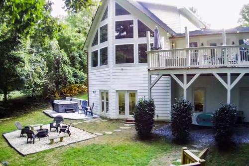 Barium Springs House | Waterfront Retreat with Spectacular Interior, Jacuzzi and Game Room in NC