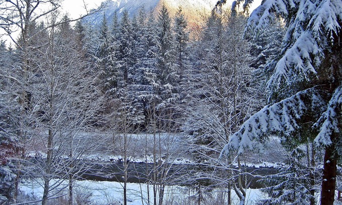 North Bend Cabin | Waterfront Winter Wonderland by Vacationloghome