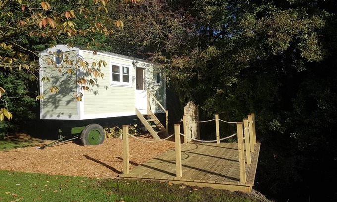 Low Catton Ski Chalet | Waterside Shepherds Hut