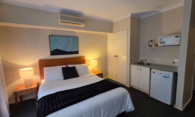 Halls Head Apartment | Waterside Studio Apartment: City Centre