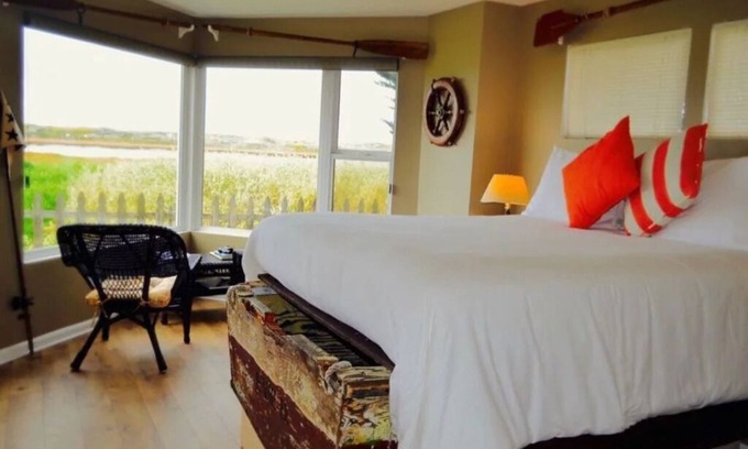 Moss Landing Apartment | WaterVeiw - 2-person Shower - Fireplace