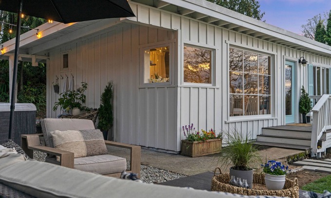 Mukilteo Cottage | Waterview Rabbit Hill Cottage w/hot tub.