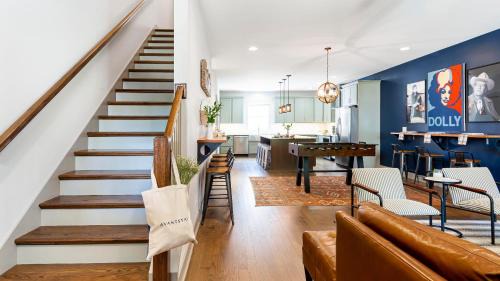 Historic Waverly Apartment | Waverly by AvantStay Nashville-Inspired Townhome w Luxury Kitchen Pool Table