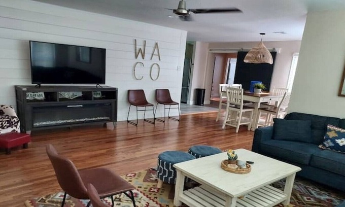Waco House | WAyCOol House- 3 miles to Magnolia Silos and Baylor. 1 mile to Extraco Center!