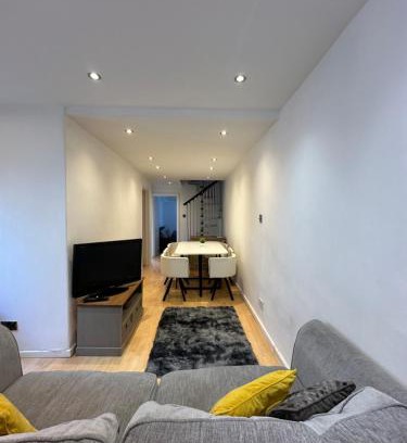 Rogerstone Apartment | Week and Month Stays 3 Bed Flat and Cinema Room