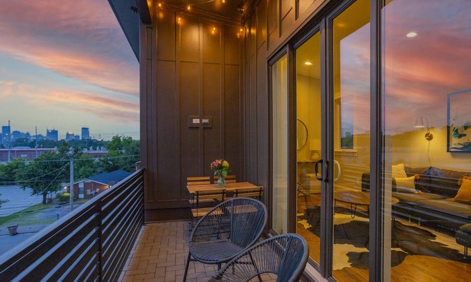 Chestnut Hill House | WeHo 3 Story Townhome 2 of 4 w/Balcony WALKABLE! 8 mins drive to BRDWY!