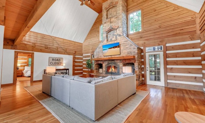 Cross Plains House | Welcome to 'Logging Off' our stunning Log Cabin 35 mins from Downtown Nashville