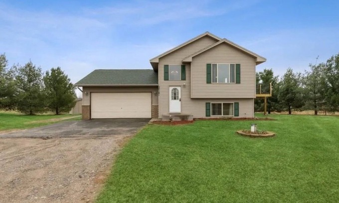 Princeton House | Welcome to Princeton Pines! 3-BDRM HOUSE/2.5 ACRES/FIREPIT/FOOSBALL/Wii/SUNSETS!