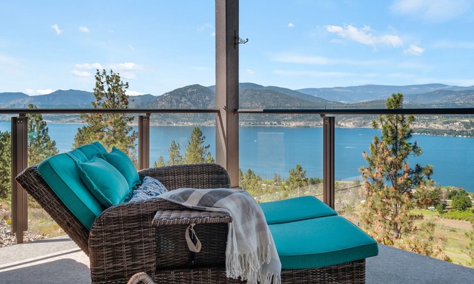 Okanagan-Similkameen House | Welcome to Serenity Vista a postcard view from every window